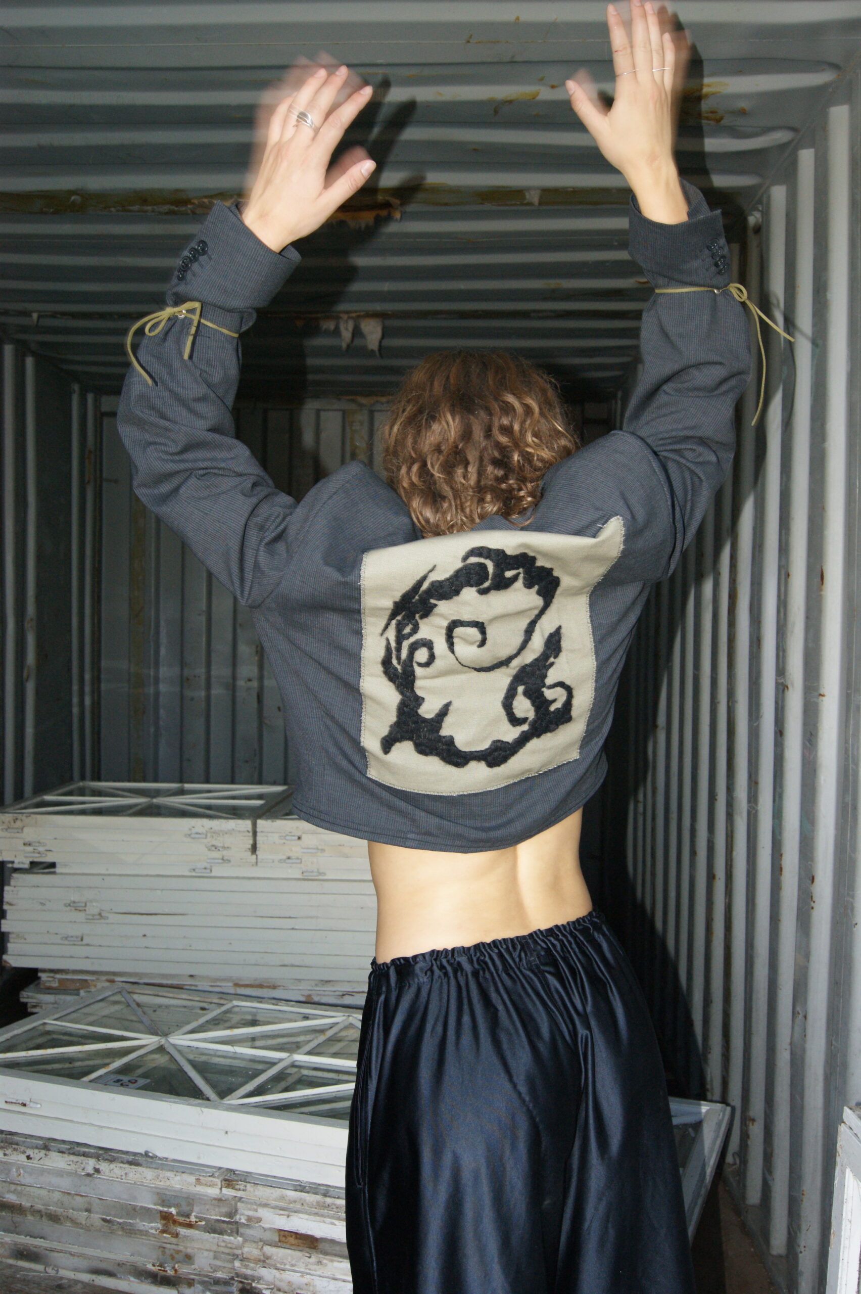 Model i PATAKO STUDIOS upcycled REBEL BLAZER - håndsyede af genbrugsstof med broderi backpiece