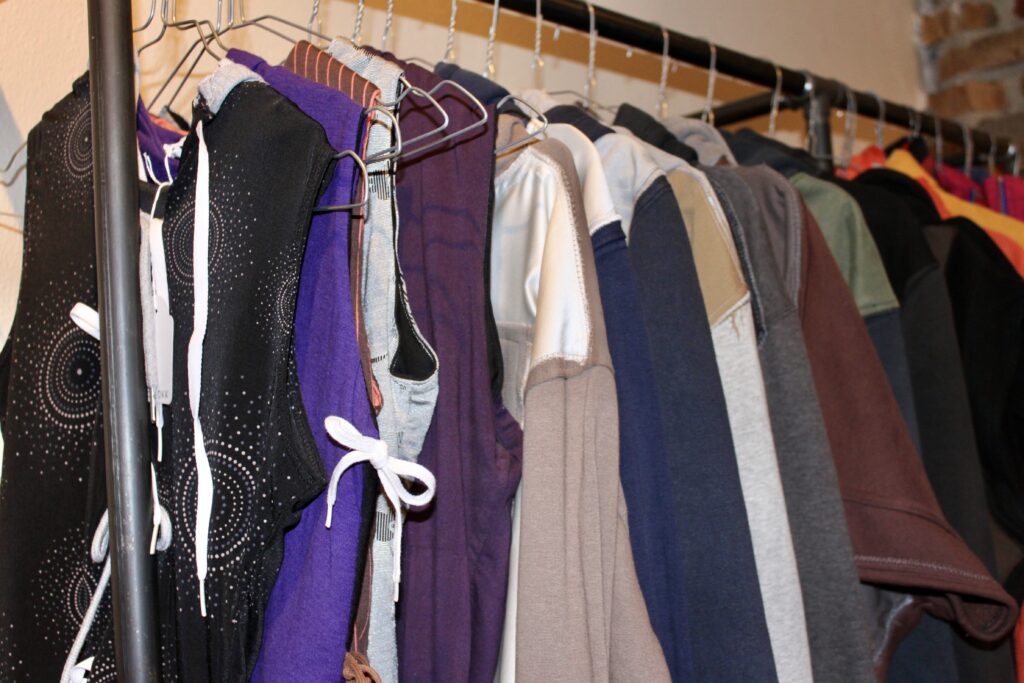 PATAKO STUDIOS sælger håndsyede, upcyclede toppe og hoodies i Refashion Factory i Aarhus