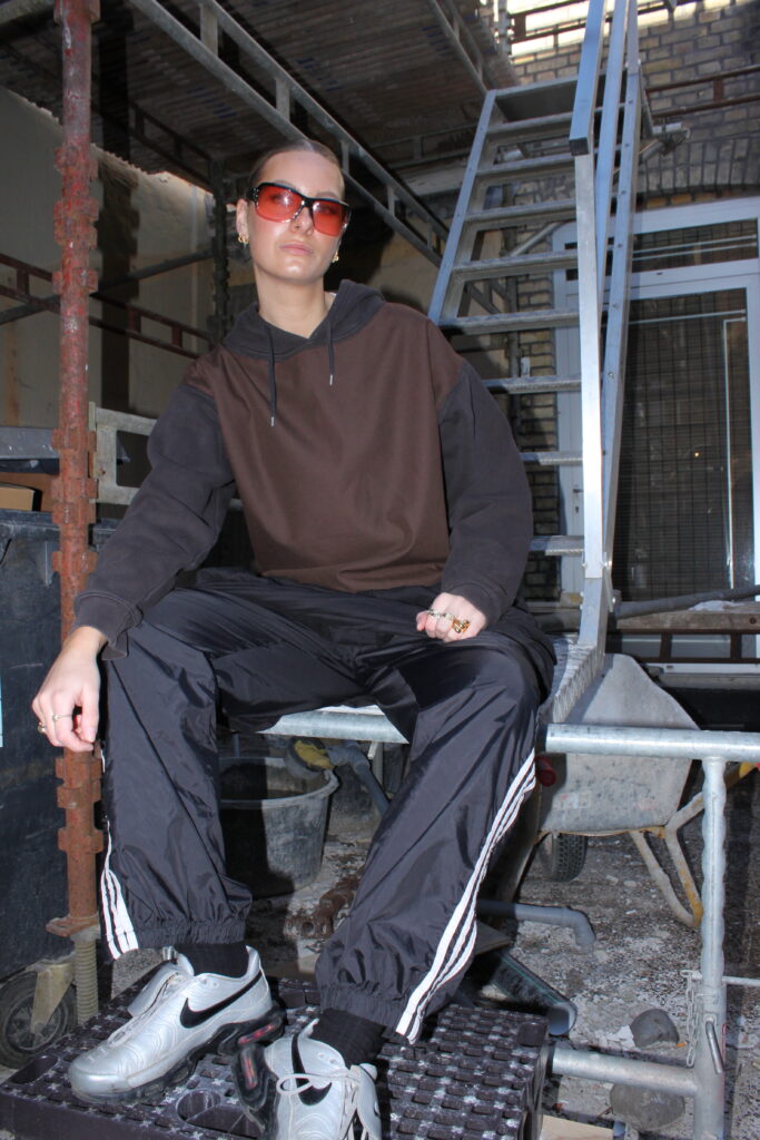 Model iført PATAKO STUDIOS upcycled brun/sort hoodie - oversized street fit