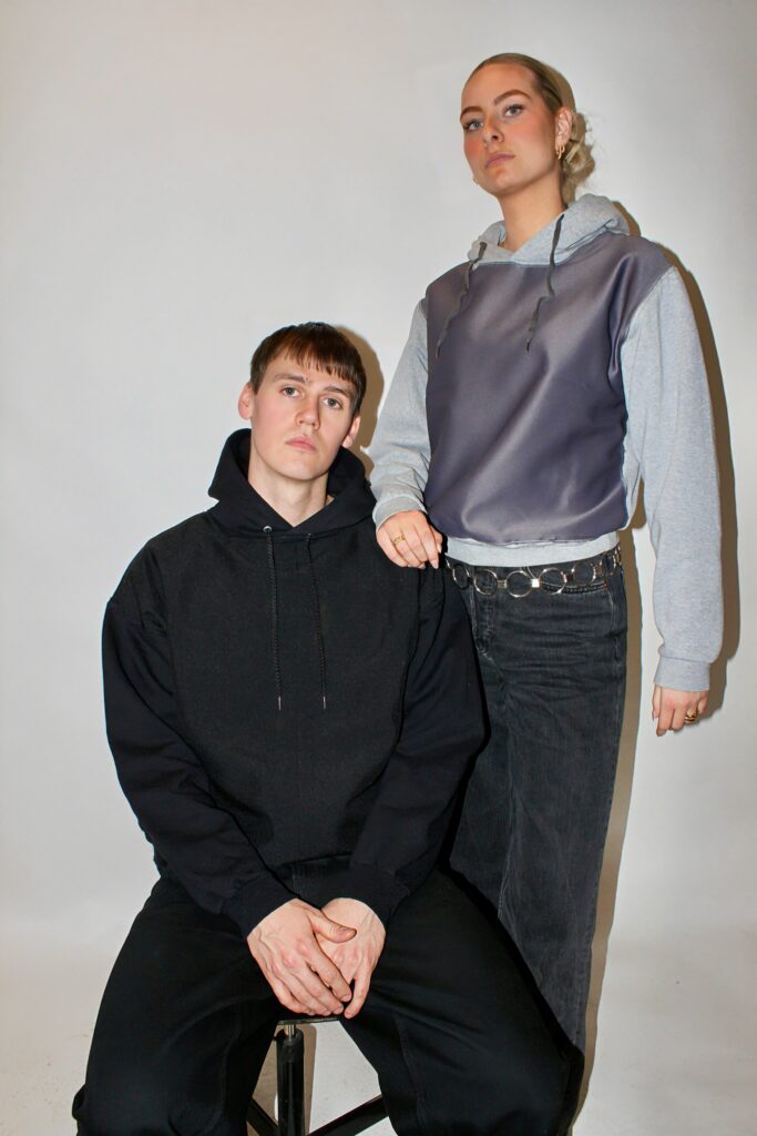 Modeller iført PATAKO STUDIOS upcyclede unisex hoodies