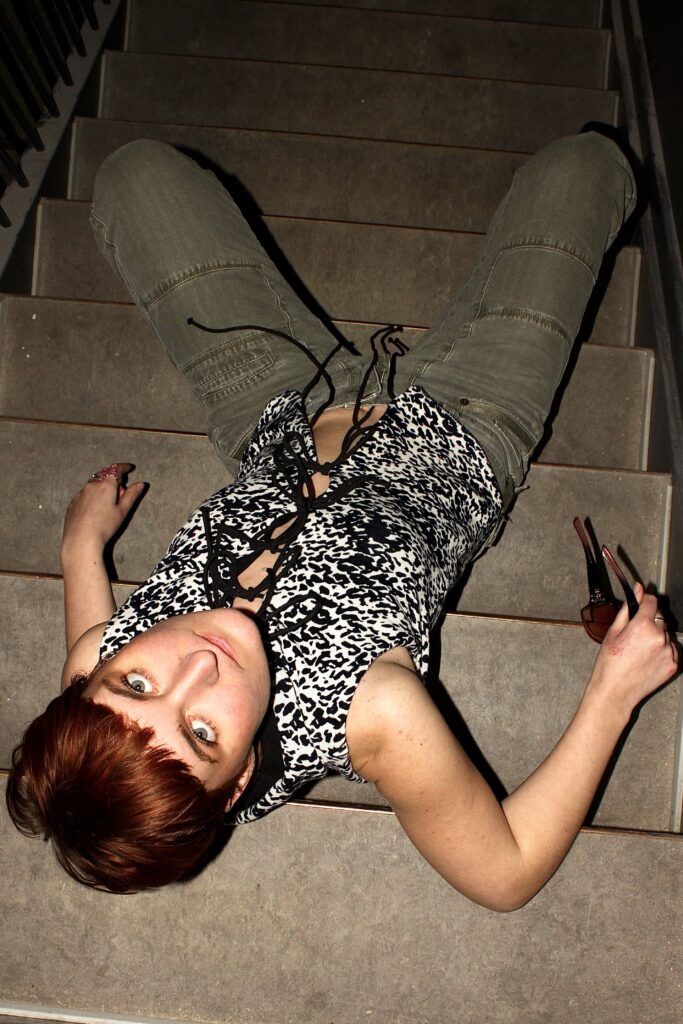 Model iført PATAKO reversible top med hætte i animalprint