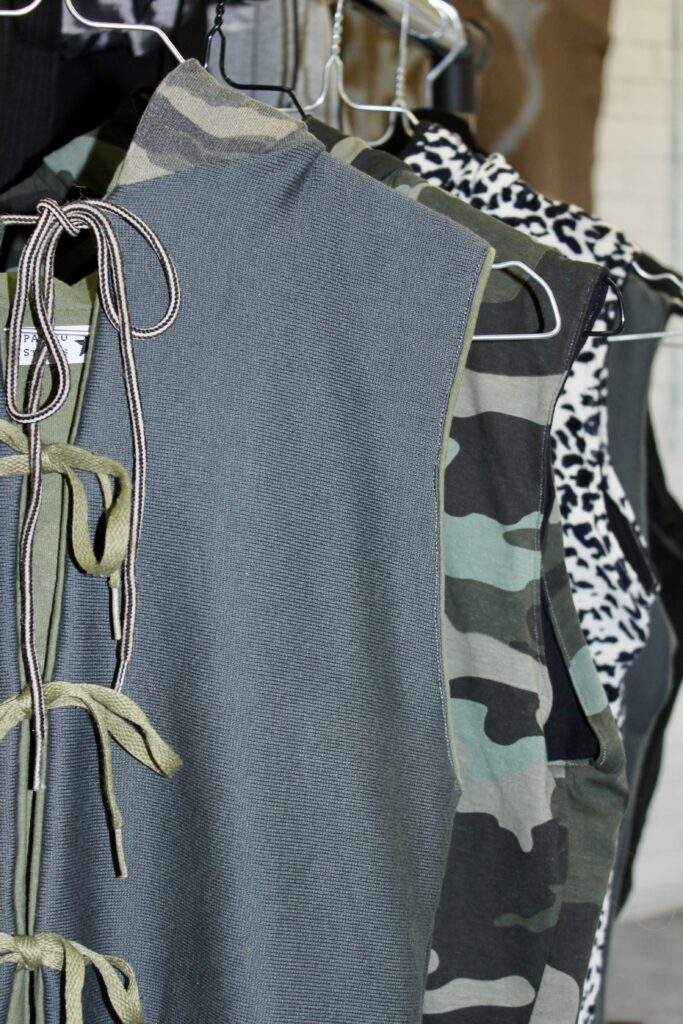 PATAKO STUDIOS reversible toppe i army farver og mønstre, håndsyede af genbrugsstof og udstillet i vintage pop-up-shop