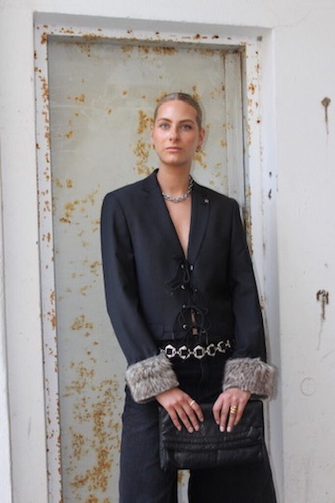 Model i PATAKO STUDIOS upcycled REBEL BLAZER - håndsyede af genbrugsstof med pels på ærmerne