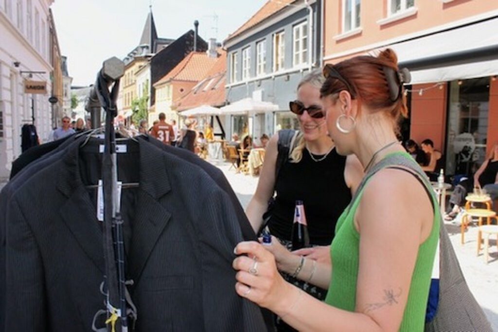 Kunder kigger på PATAKO STUDIOS upcyclede REBEL BLAZERS - håndsyede af genbrugsstof - til Release event i Graven