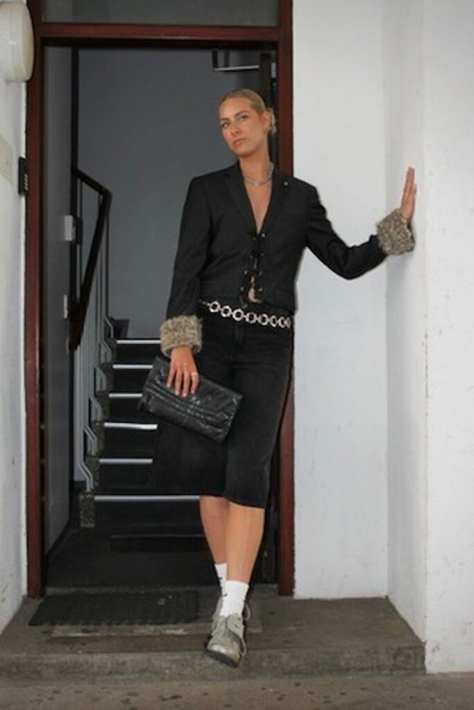 Model i PATAKO STUDIOS upcycled REBEL BLAZER - håndsyede af genbrugsstof med pels på ærmerne