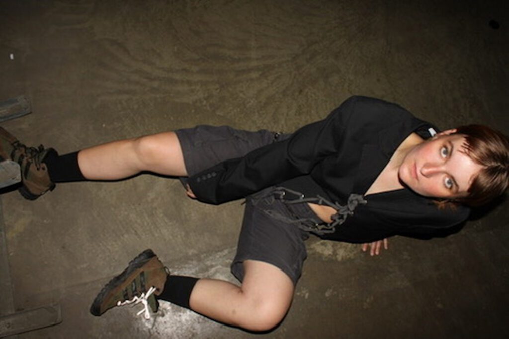 Model i PATAKO STUDIOS upcycled REBEL BLAZER - håndsyede af genbrugsstof med bindefunktion