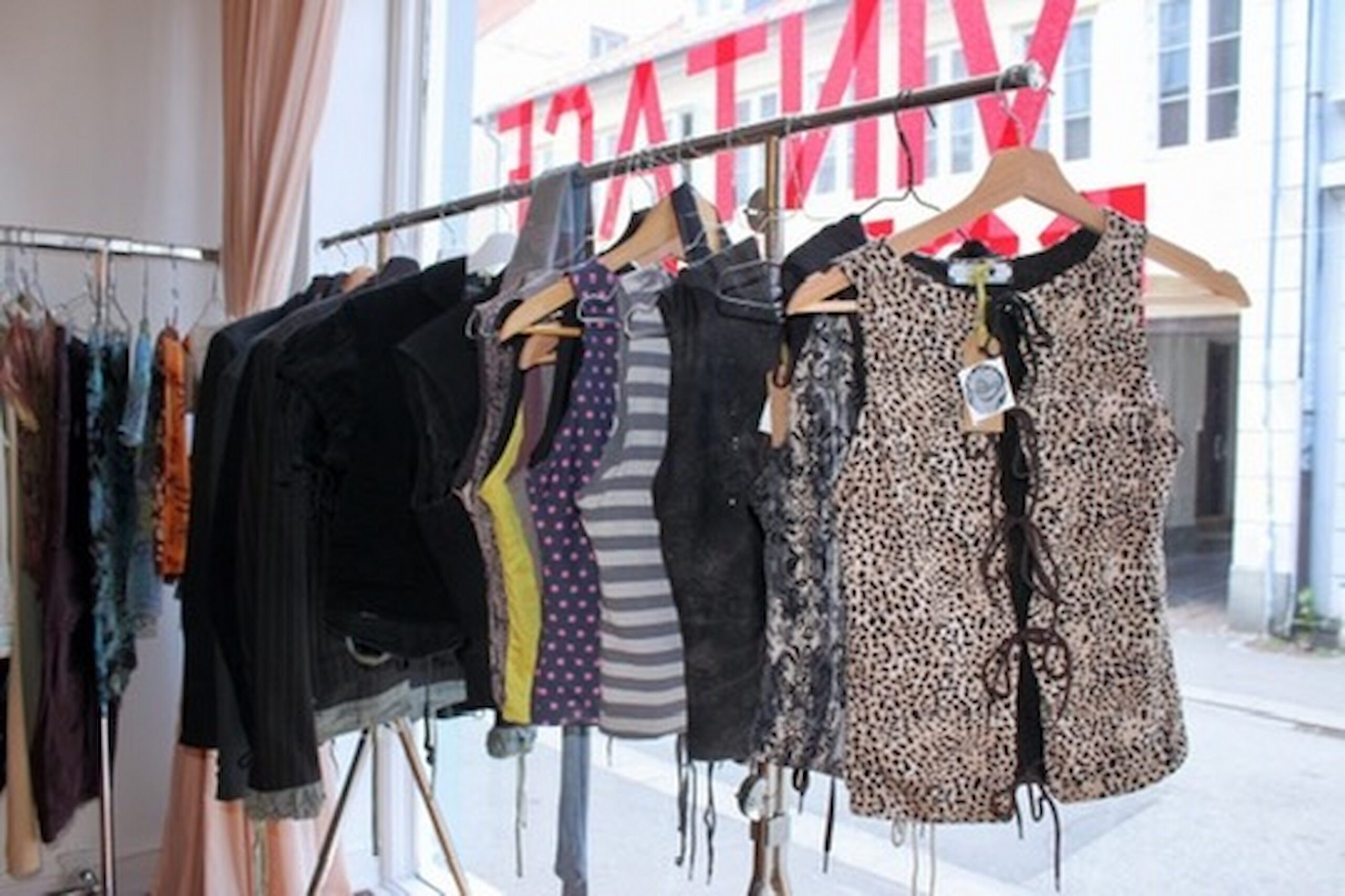 PATAKO STUDIOS reversible toppe håndsyede af genbrugsstof udstillet i vintage pop-up-shop