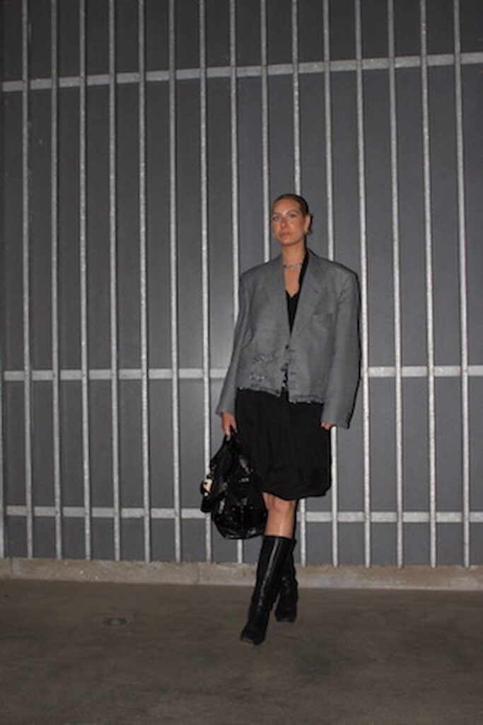 Model i PATAKO STUDIOS upcycled REBEL BLAZER - håndsyede af genbrugsstof med hægtelukning af karabinhager