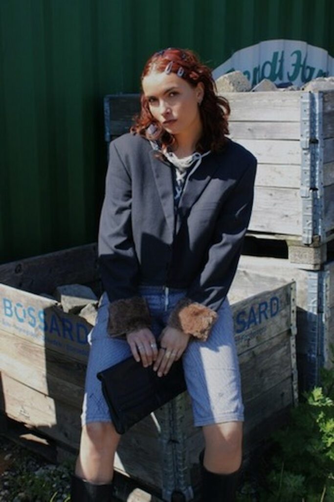 Model i PATAKO STUDIOS upcycled REBEL BLAZER - håndsyede af genbrugsstof med pels på ærmerne