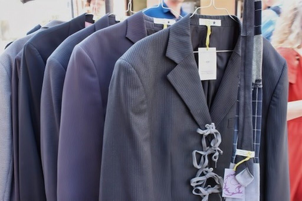 PATAKO STUDIOS upcycled REBEL BLAZER - håndsyede af genbrugsstof - udstillet hos vintagebutikken, Refashion Factory, i Aarhus