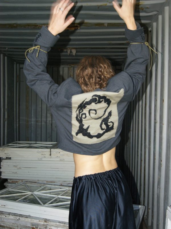 Model i PATAKO STUDIOS upcycled REBEL BLAZER - håndsyede af genbrugsstof med broderi backpiece